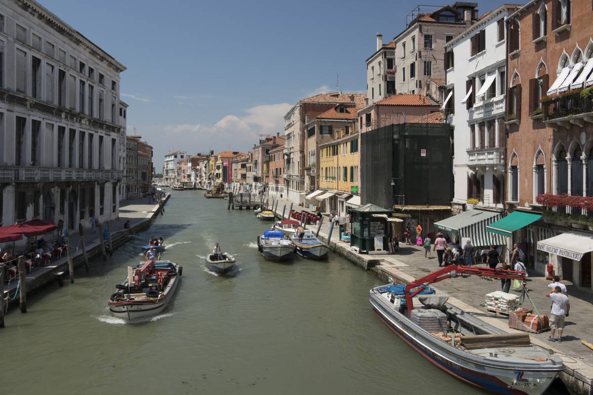 Venezia, scontro in canale. Taxi travolge barchino: gravi due giovani a bordo