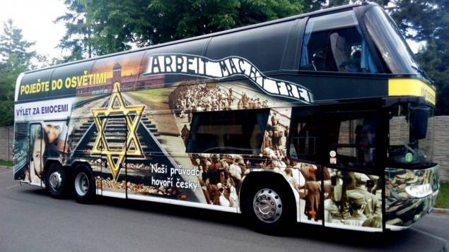 L'autobus turistico con immagini dell'Olocausto che indigna la Repubblica Ceca