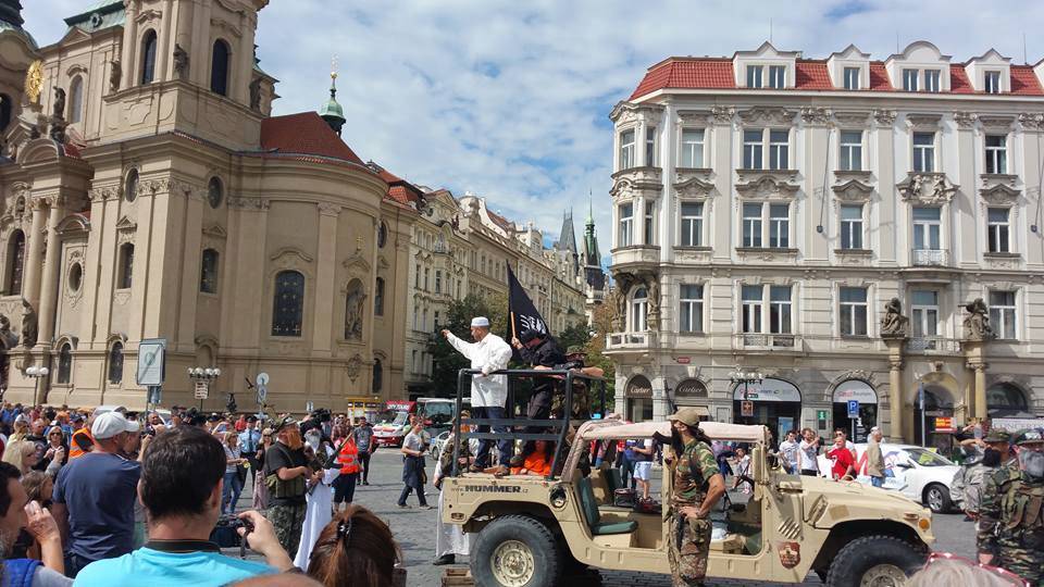 A Praga arrivano i militari Isis Ma è solo una finta invasione