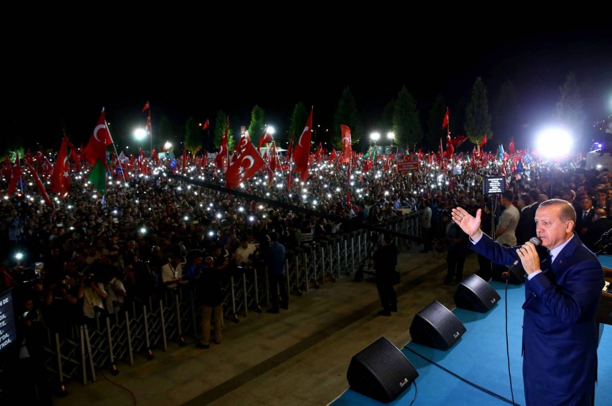 Erdogan parla alla folla radunata davant al palazzo di Ankara