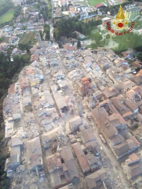 Il centro storico di Amatrice raso al suolo dal sisma (Clicca per ingrandire)