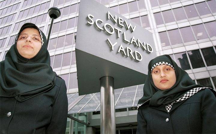 Agenti islamiche della polizia di Londra, col velo integrato nella divisa