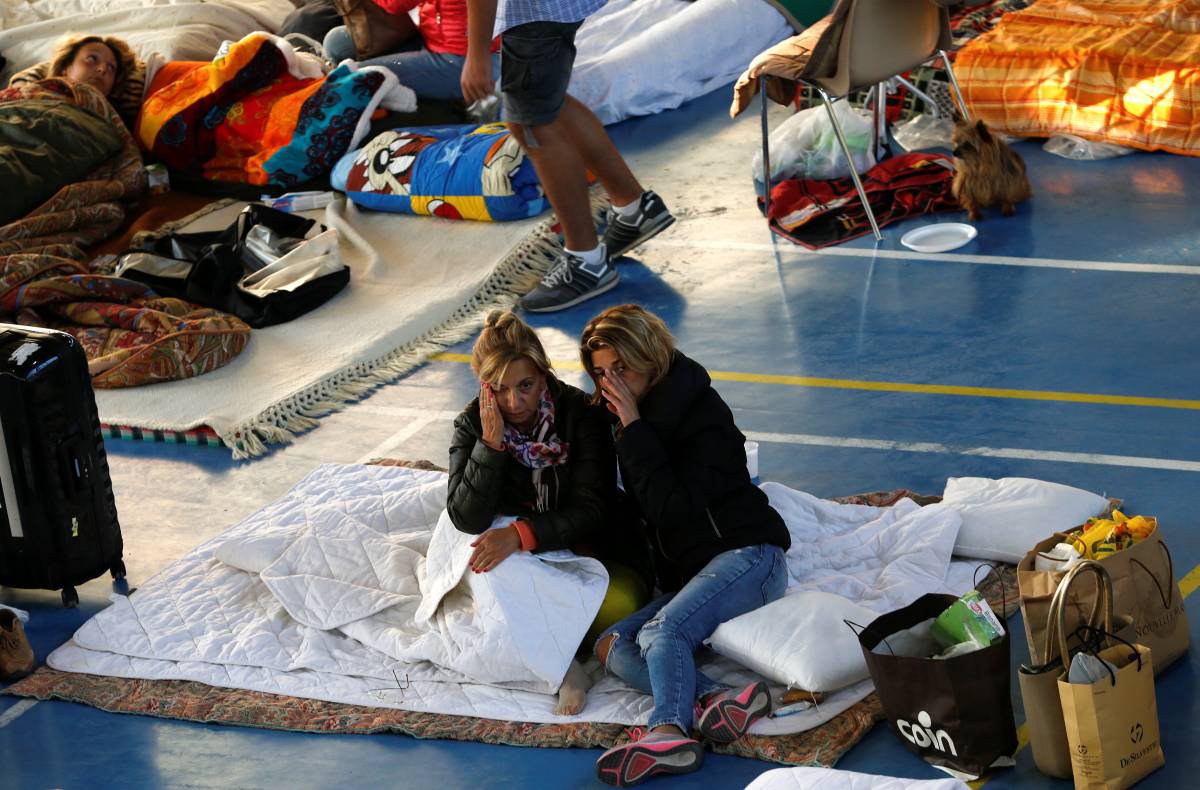 Terremoto, la prima notte degli sfollati: "Abbiamo perso tutto, anche la paura"