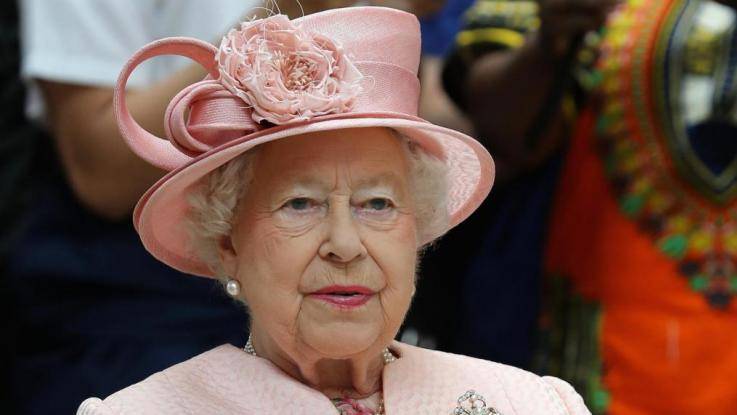 Regina Elisabetta dona a favore dei terremotati