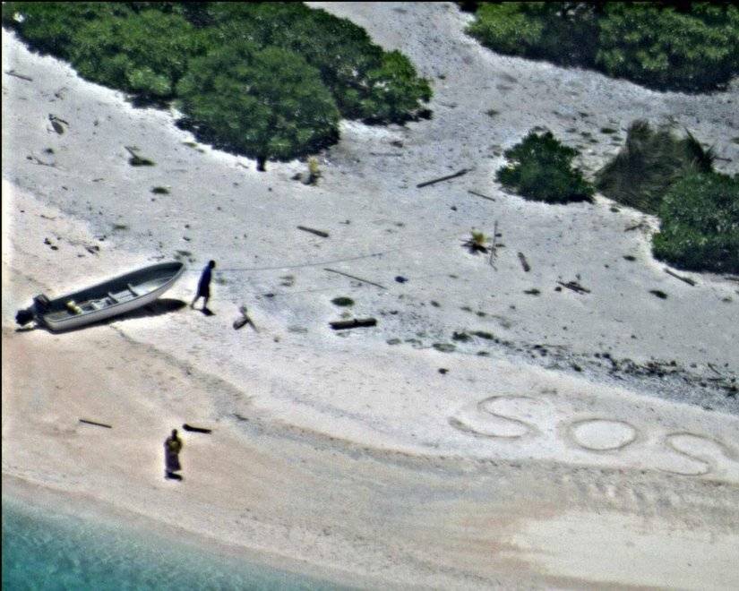 Coppia salvata da un'isola deserta grazie ad un sos sulla sabbia
