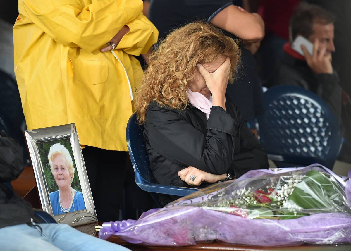 Una donna piange una delle vittime del terremoto ad Amatrice