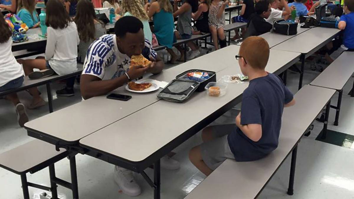 Il campione di football mangia alla mensa con il ragazzo autistico lasciato solo da tutti