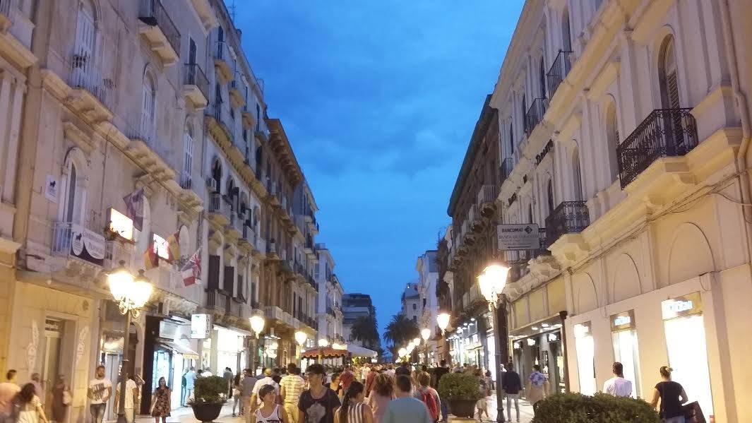 Taranto, commerciante minacciato dagli ambulanti extracomunitari col gesto dei tagliagole