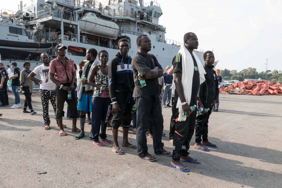 Migranti, ora Renzi fa l'anti Ue: "Solo navi per fare le interviste"
