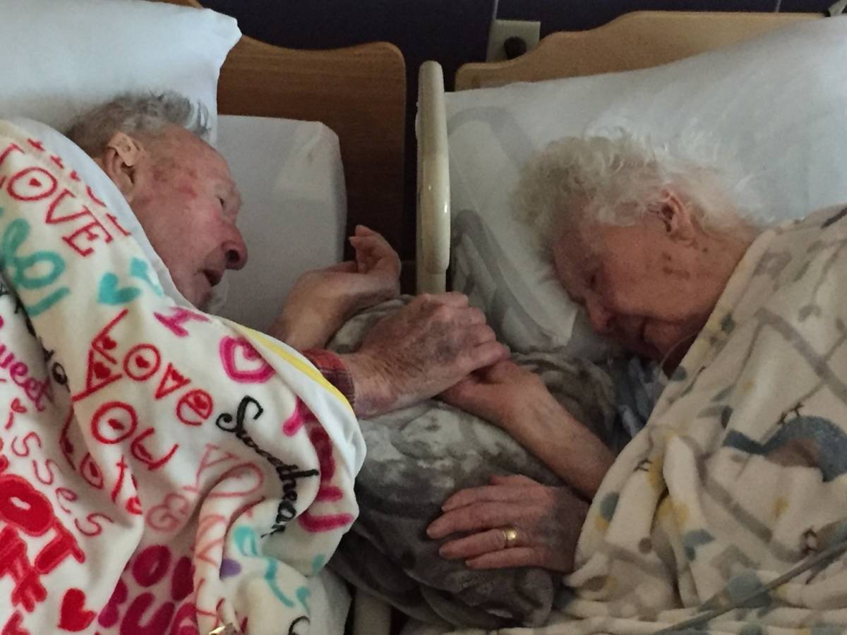 Dopo 77 anni di vita insieme neanche la morte li separa. E questa foto lo dimostra
