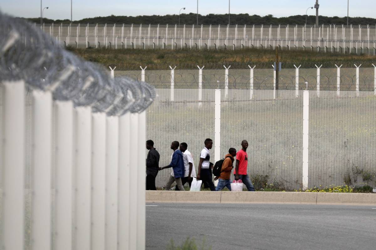 Calais, il Regno Unito costruirà un muro anti-migranti