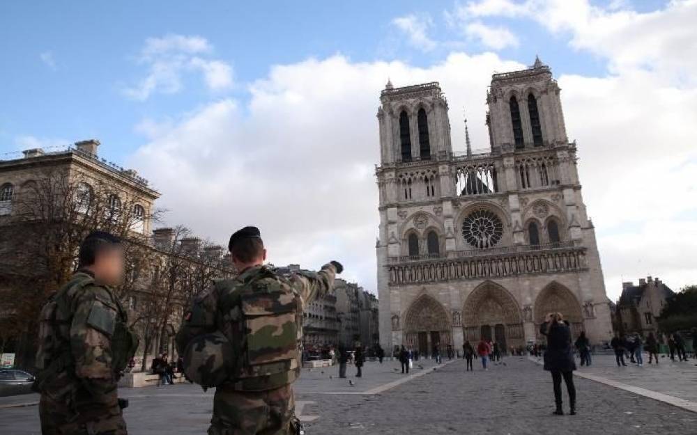 Parigi, trovata auto con bombole di gas vicino a Notre Dame
