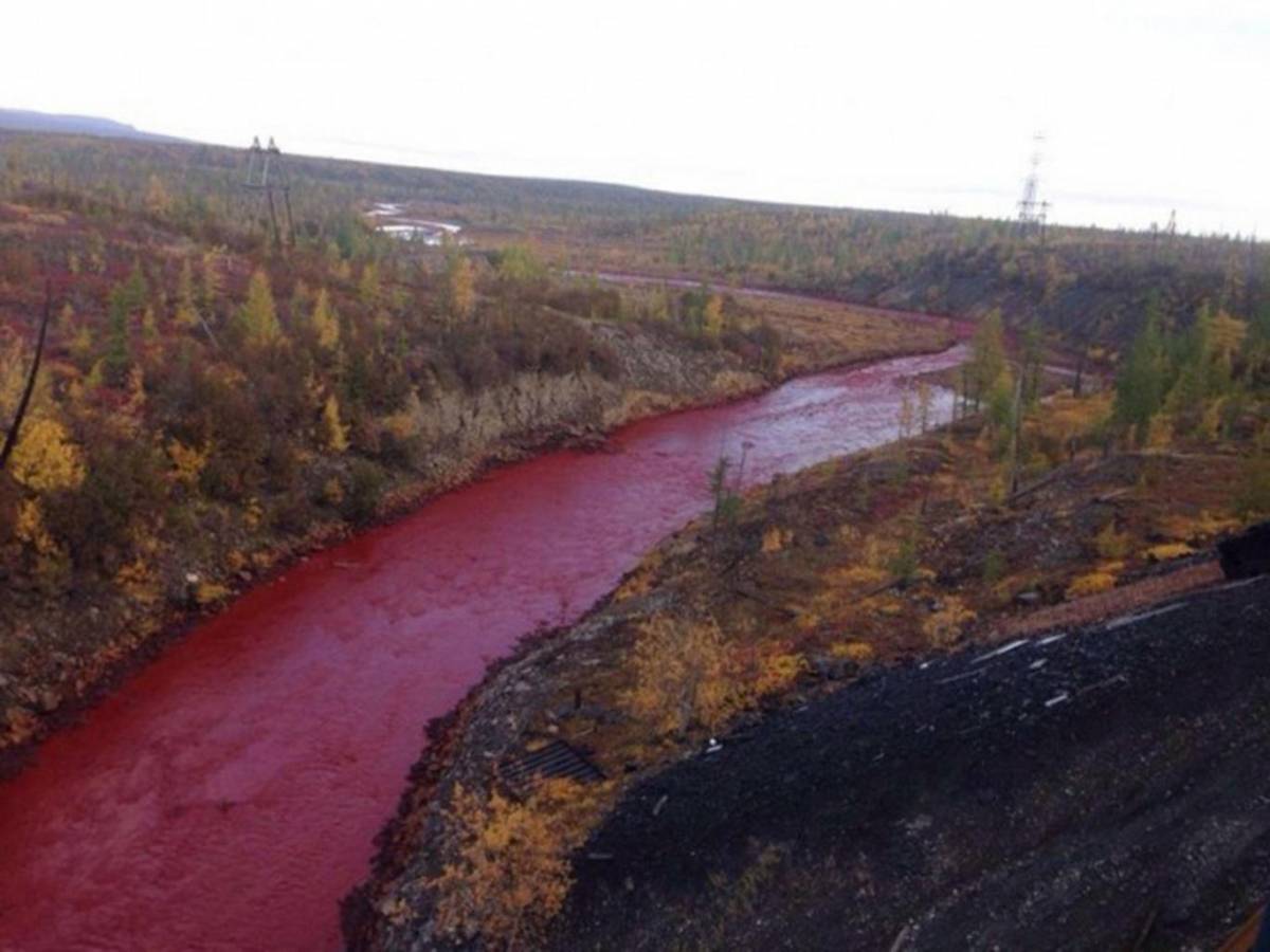Che mistero in Siberia: il fiume diventa rosso