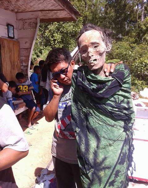 La strana festa col morto dei Toraja: selfie e scherzi coi cadaveri