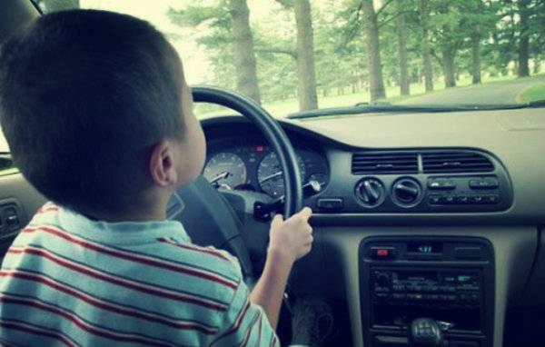 Bimbo di 12 anni guida (da solo) per 160 chilometri: "Voglio vedere i nonni"