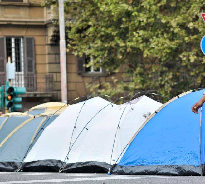 Si sveglia in tenda mentre gli stuprano la ragazza