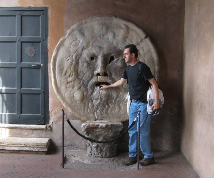 Những sự thật thú vị về Bức phù điêu đá Bocca Della Verità 4 Bocca della Verità - Eurotravel