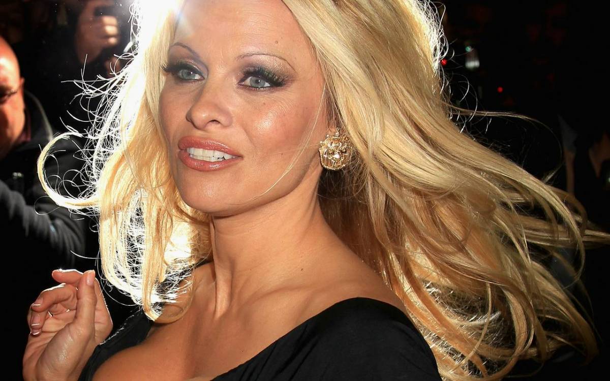 Pamela Anderson: a 49 anni nuda per The People Garden