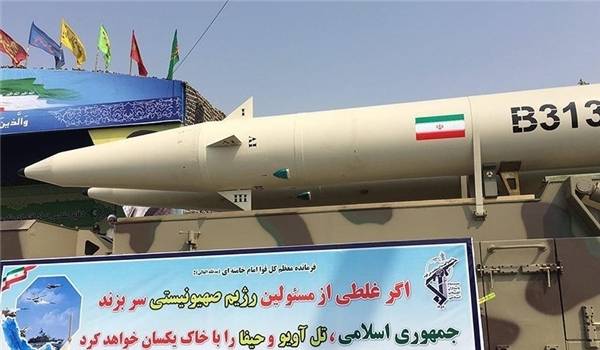 Iran, svelato nuovo missile balistico: "Un solo errore ed Israele brucerà"