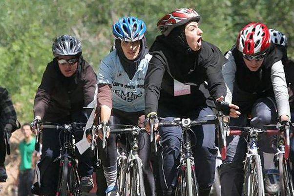 "Le donne iraniane amano andare in bici", così sfidano la fatwa sui social