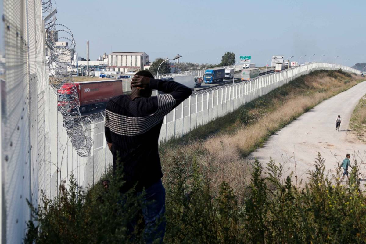 Migranti, Hollande nella Giungla di Calais: "Londra faccia la sua parte"