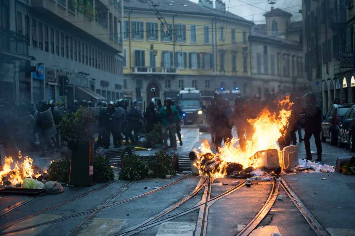 Il pm assolve i poliziotti: "Sugli scontri di Milano mentono i black bloc"