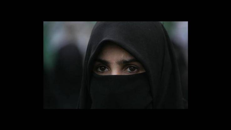 Non vuole indossare il burka, picchiata e sequestrata dal marito