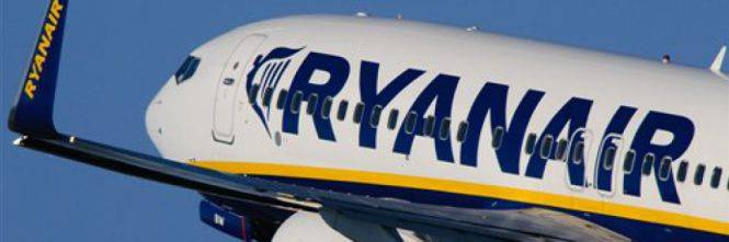 Ryanair cancella i voli e gli equipaggi protestano: "Noi piazzisti di profumi"