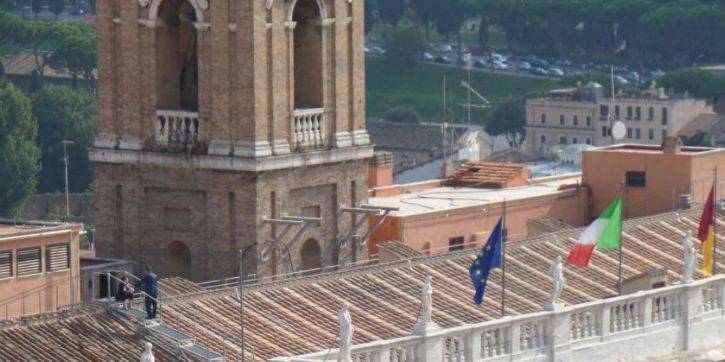 Roma, il fedelissimo della Raggi: "Sul tetto per evitare le cimici"