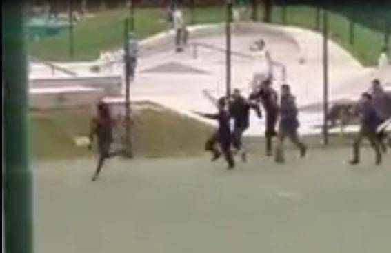 Bolzano, rissa e bastonate tra immigrati davanti ai bambini nel parco