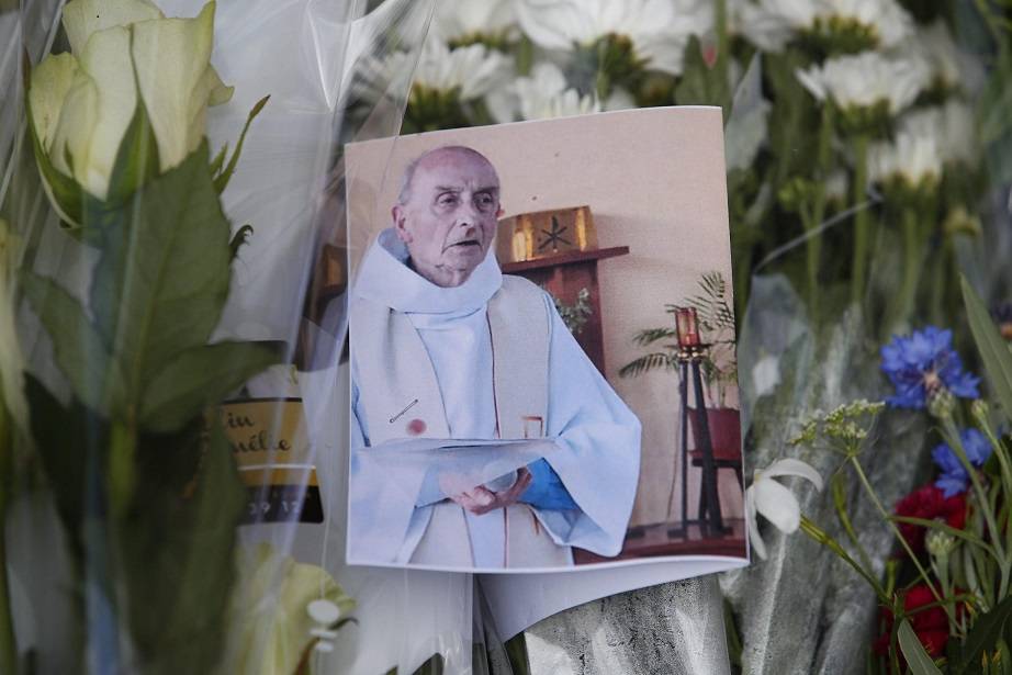 Francia, riapre la chiesa dove l'Isis ha sgozzato padre Hamel 