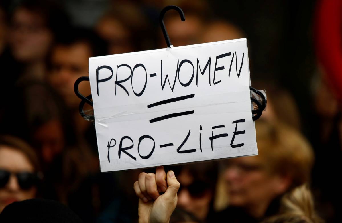 Polonia, donne vestite a lutto contro l'abolizione dell'aborto