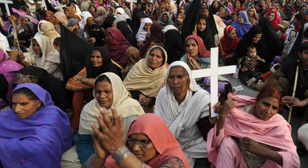 Pakistan, uccisa dal fratello perché sposa un ragazzo cristiano