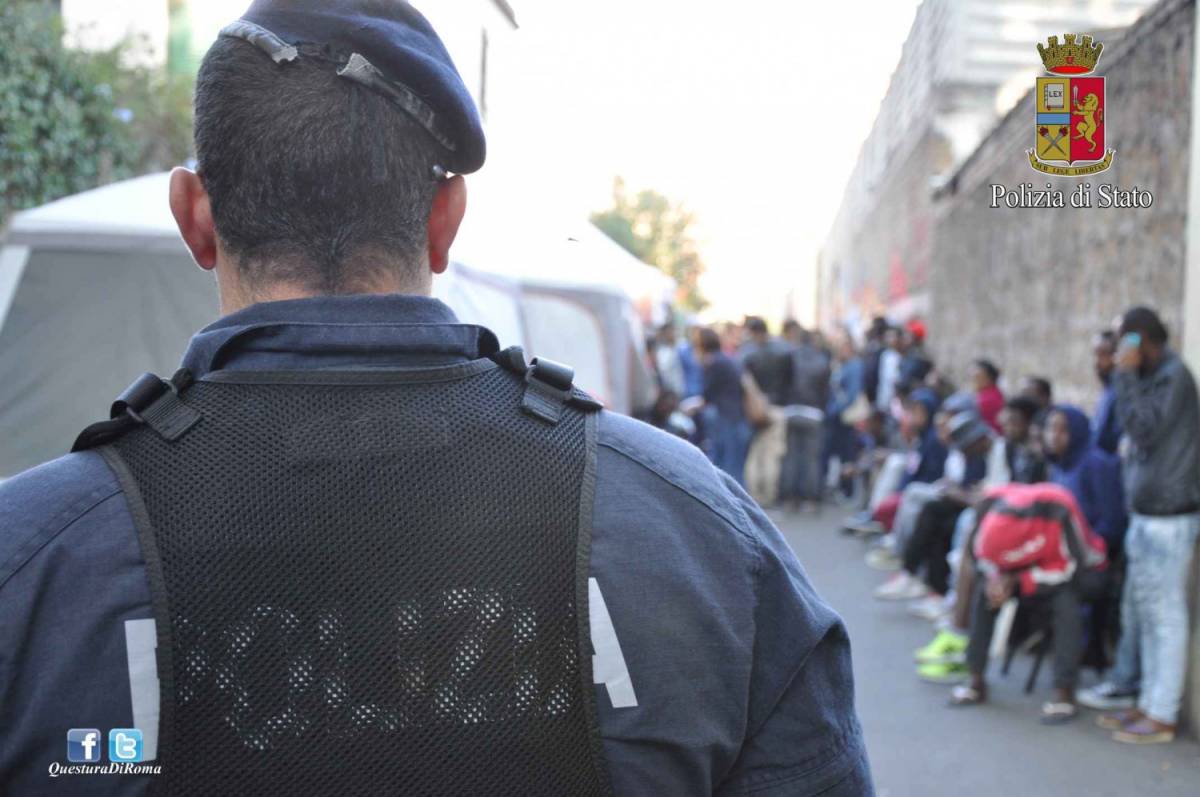 Immigrati contro poliziotti: paura nel centro di Milano