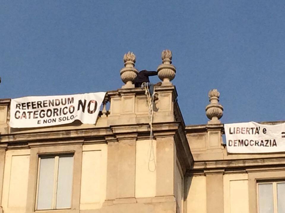 Milano, sale sul tetto della Scala per protestare contro le riforme