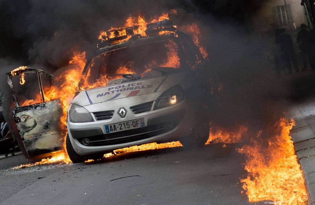 Parigi, molotov contro la polizia: auto incendiate, agenti feriti