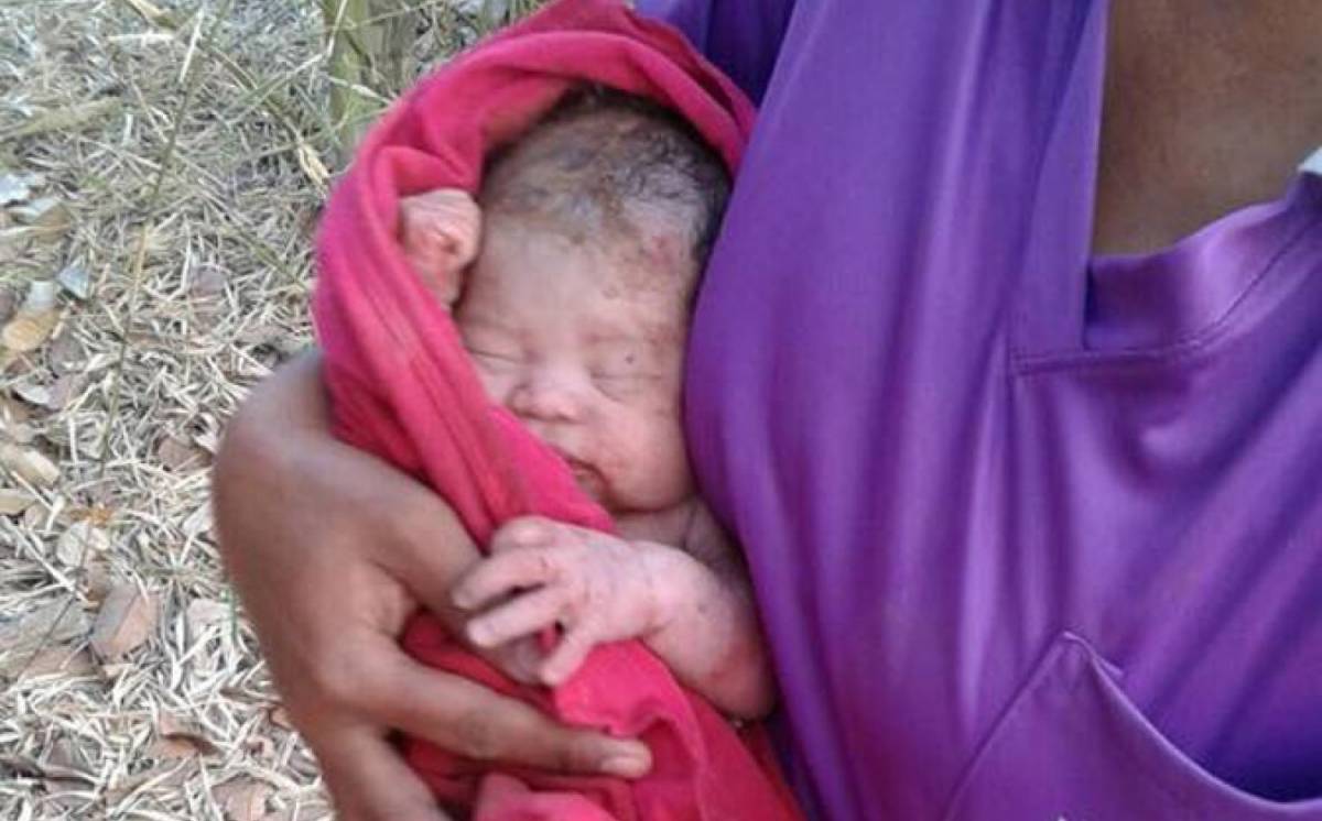 Accoltellato e sepolto vivo dalla madre: il neonato urla e si salva