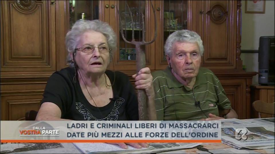 Nonna minaccia Renzi col forcone: "Paga la polizia, non i migranti"