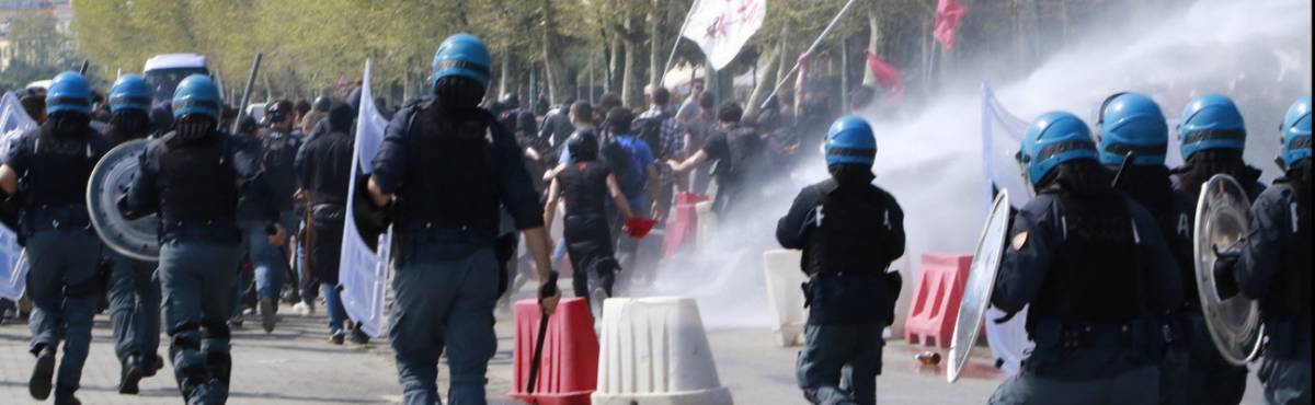 Protesta dei poliziotti: "Ci rottamano"
