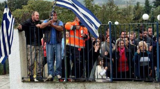 Grecia, genitori chiudono la scuola contro i bimbi migranti