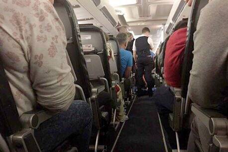 In volo per Mosca, costretti a viaggiare accanto a un cadavere
