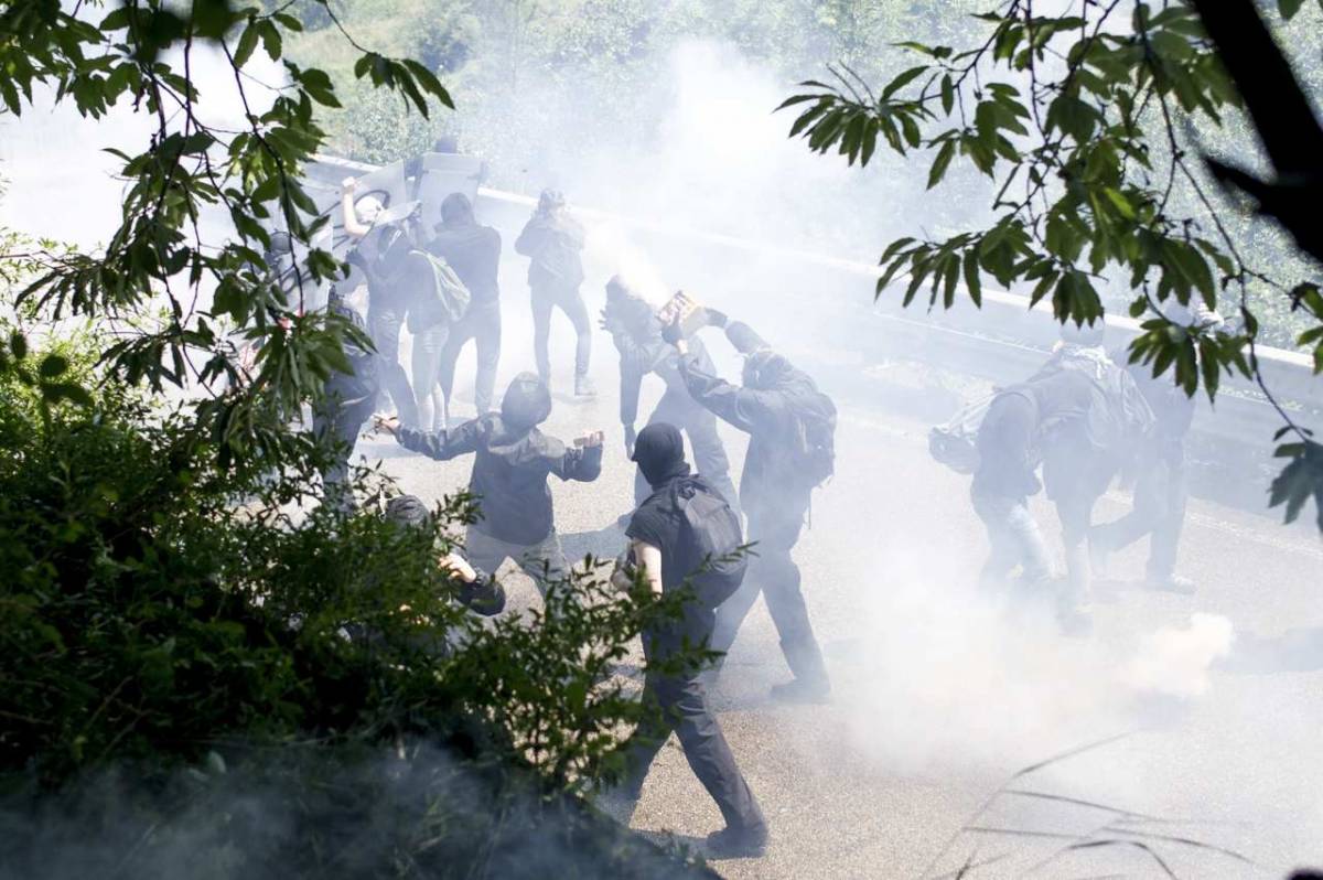I poliziotti vengono pestati dai No Tav. E i grillini rimangono in silenzio