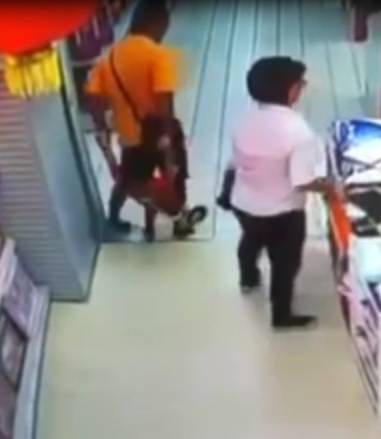 Padre e figlio giocano al supermercato, l'uomo cade e uccide il bimbo