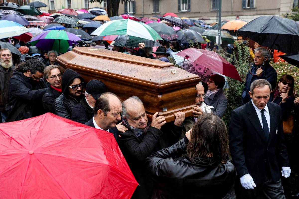 Milano saluta Dario Fo con un funerale laico in Piazza Duomo