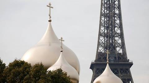 Ecco la chiesa di "San Putin" ​che oscura la Tour Eiffel