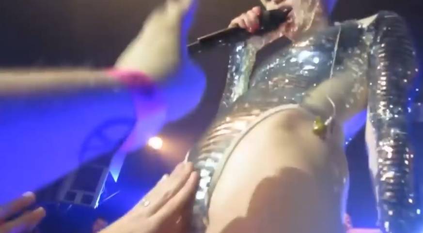Miley Cyrus senza freni: al concerto si fa palpare dai fan