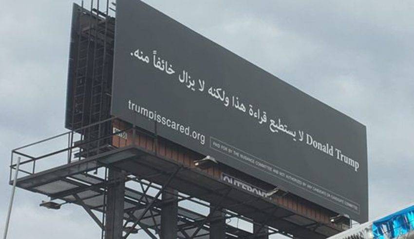 Un cartello scritto in arabo per "spaventare" Donald Trump