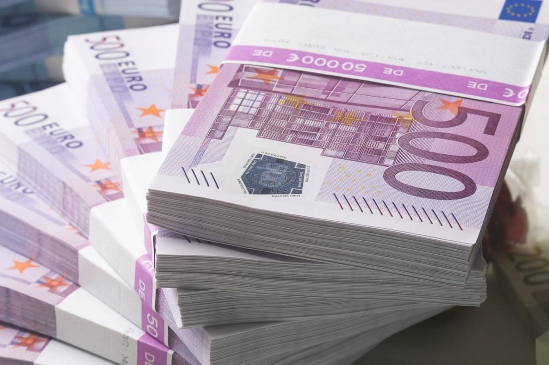 Trovano 134mila euro nel bagno della banca: impiegati se li dividono