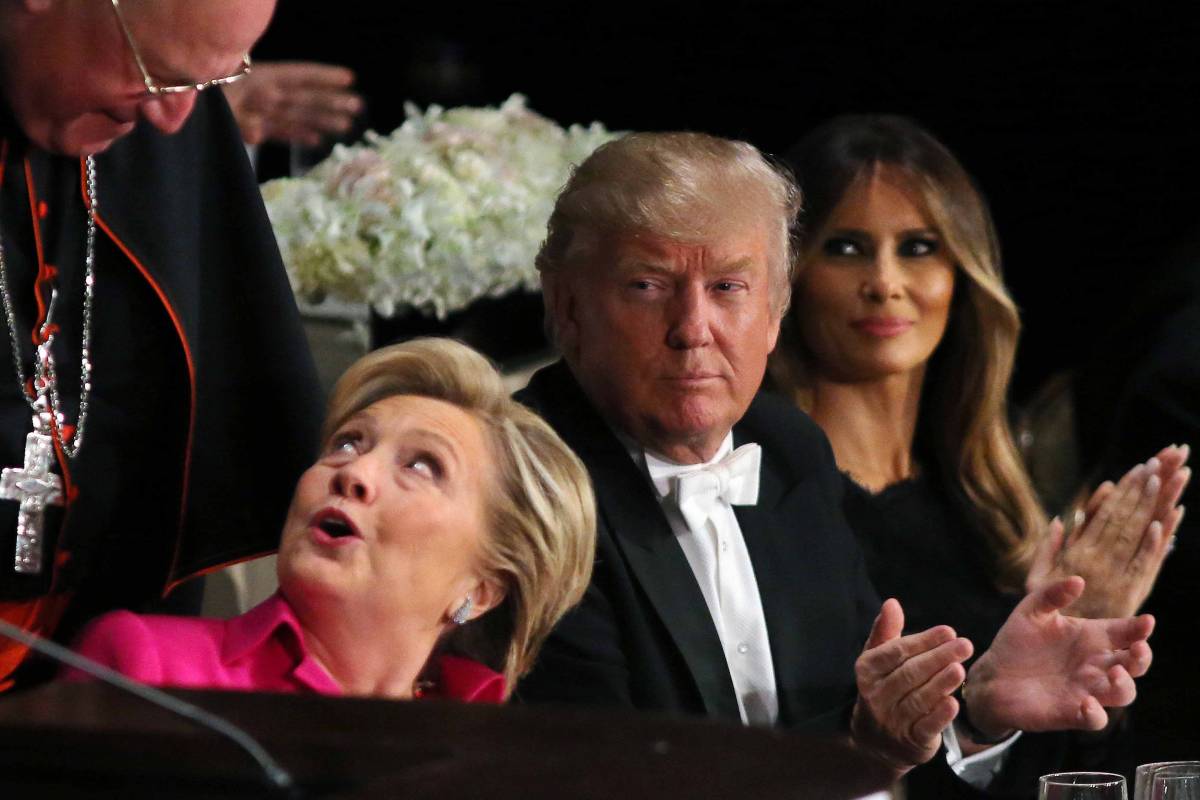 Cena di beneficenza, battute e insulti tra Hillary Clinton e Trump