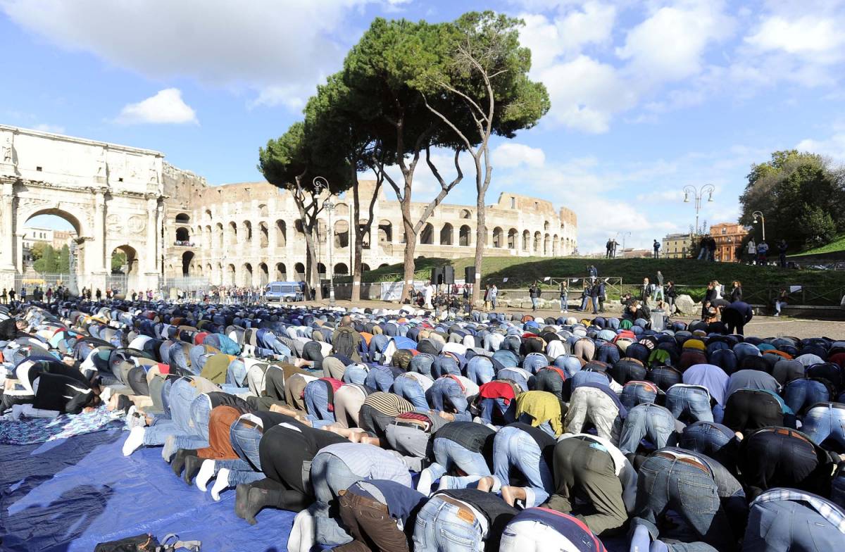 Musulmani pregano al Colosseo: "Non criminalizzate l'islam"